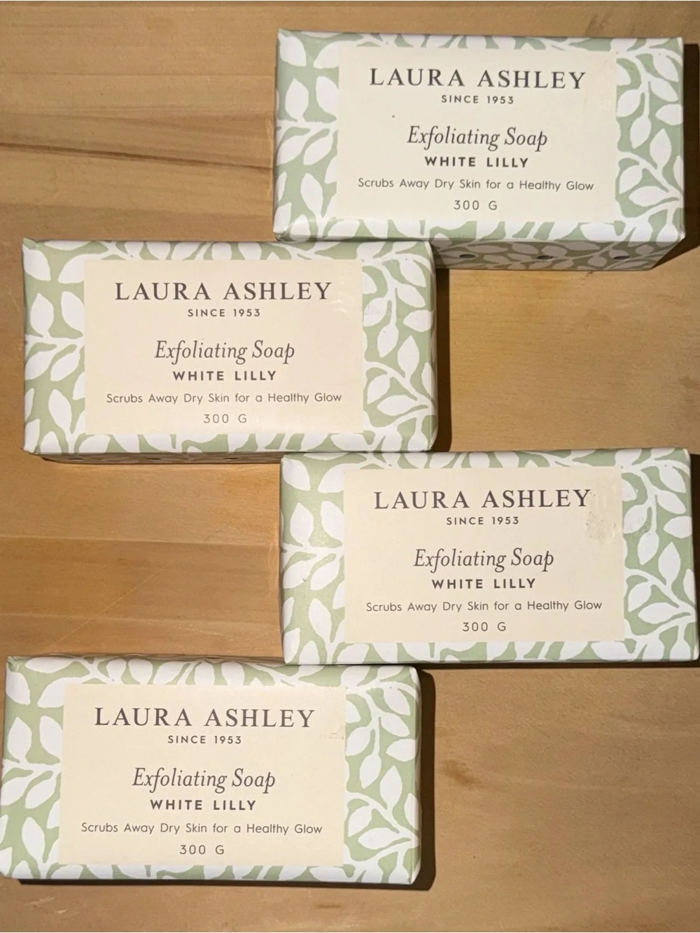 12 QLaura Ashley White Lilly & Peony Exfoliating Soap - White & Navy